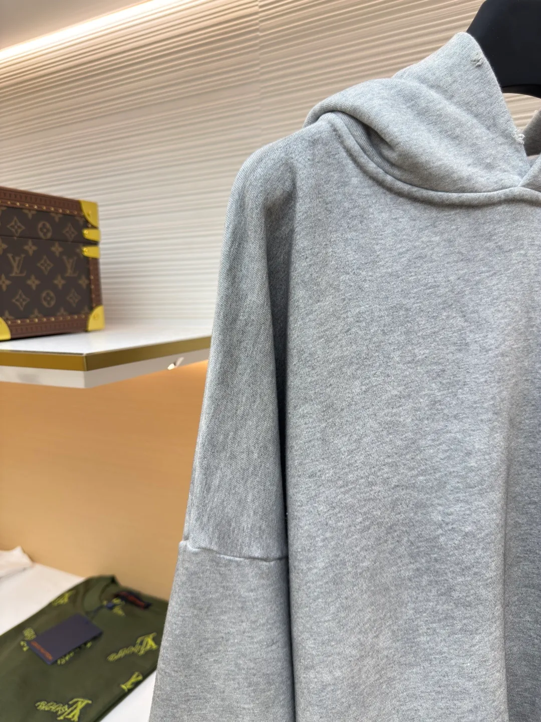 Acne Studios 1996 distressed printed hooded sweatshirt ●Authentic product: Purchased and developed by 2259 ●Item number: 1680614-A85 ●Fabric: pure cotton fabric ●Technology: printing production ●Version: loose fit ●Weight: about 915 grams ●Size: S-M-L-XL ●Description: The fabric is made of custom-made pure cotton, washed with distressed and dirty gradient techniques, printed on the back, and the overall wiring is straight and delicate. The fabric is comfortable and soft, with consistent colors and no color difference. It can be matched with the same style to create a fashionable look and control various occasions. Customized accessories, complete with three standards, same style for men and women!
